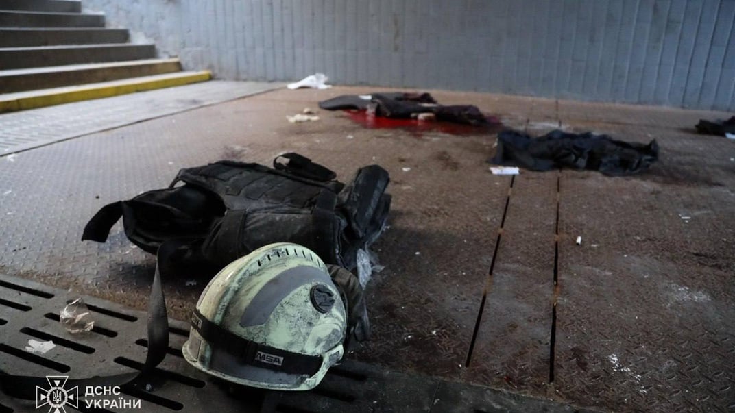 Спасатели пострадали во время ликвидации последствий российской атаки