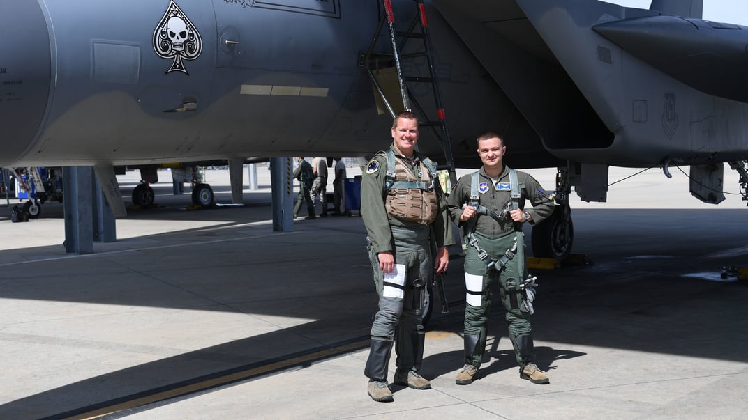 Український льотчик Олексій Месь під час навчання у США (праворуч)