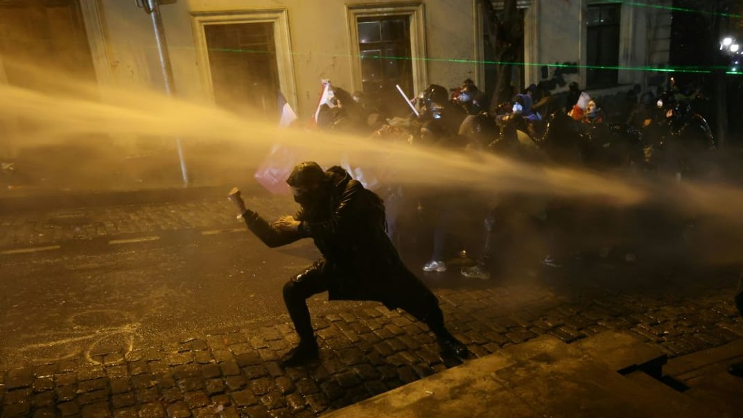 Поліціянти використовують водомети для розгону демонстрантів під час протестів у Грузії, 1 грудня 2024 року