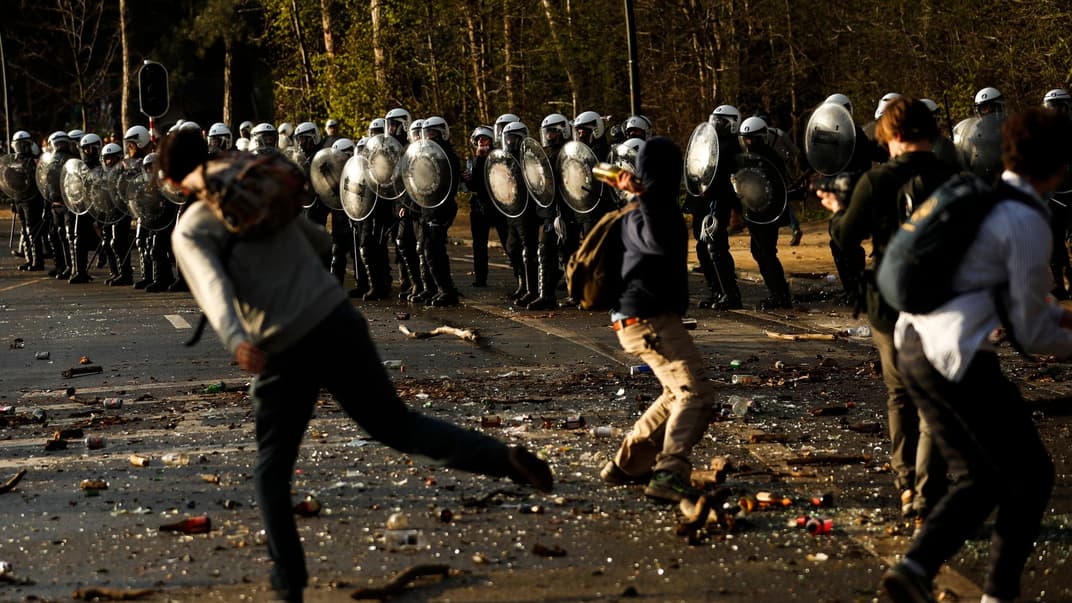 Люди кидають каміння та пляшки в поліцію під час сутичок в брюссельському парку в четвер, 1 квітня 2021 року