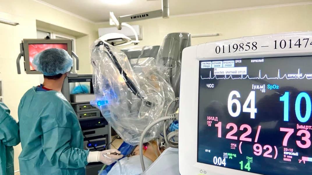 Во Львове проводят гинекологическую операцию с помощью робота Da Vinci