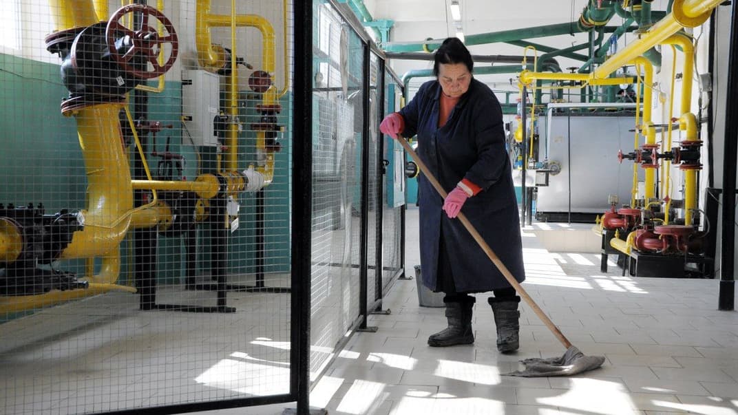 Прибиральниця в котельні КП «Харківські теплові мережі» в Харкові, 28 березня 2013 року