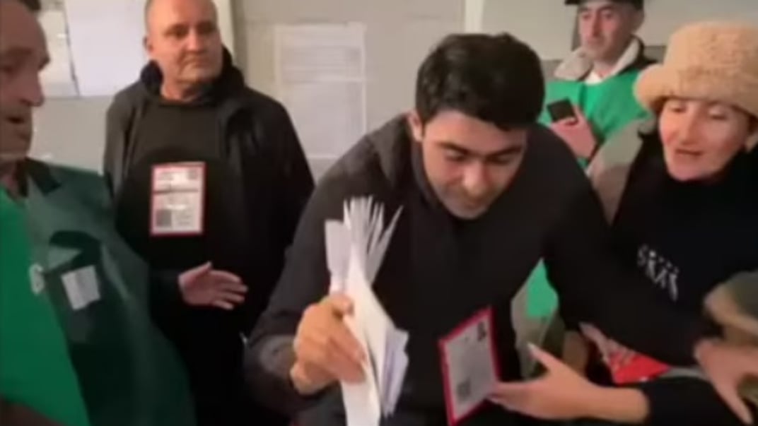 У Грузії чоловік вкинув пачку бюлетенів в урну. Виборчу дільницю закрили