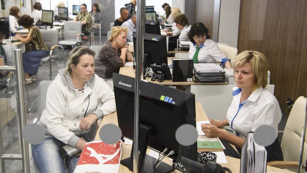 У 2019 році депутати збільшили кількість категорій осіб, що отримуватимуть державну соціальну допомогу (на фото — центр соціальних служб в Святошинському районі у Києві, 22 серпня 2017 року)