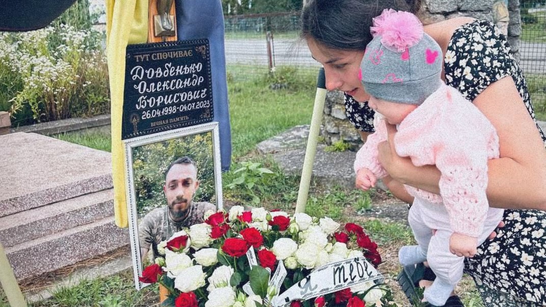 Олена Довбенько із донькою Сашунею на могилі свого чоловіка Олександра. Дівчинка пізнає свого тата