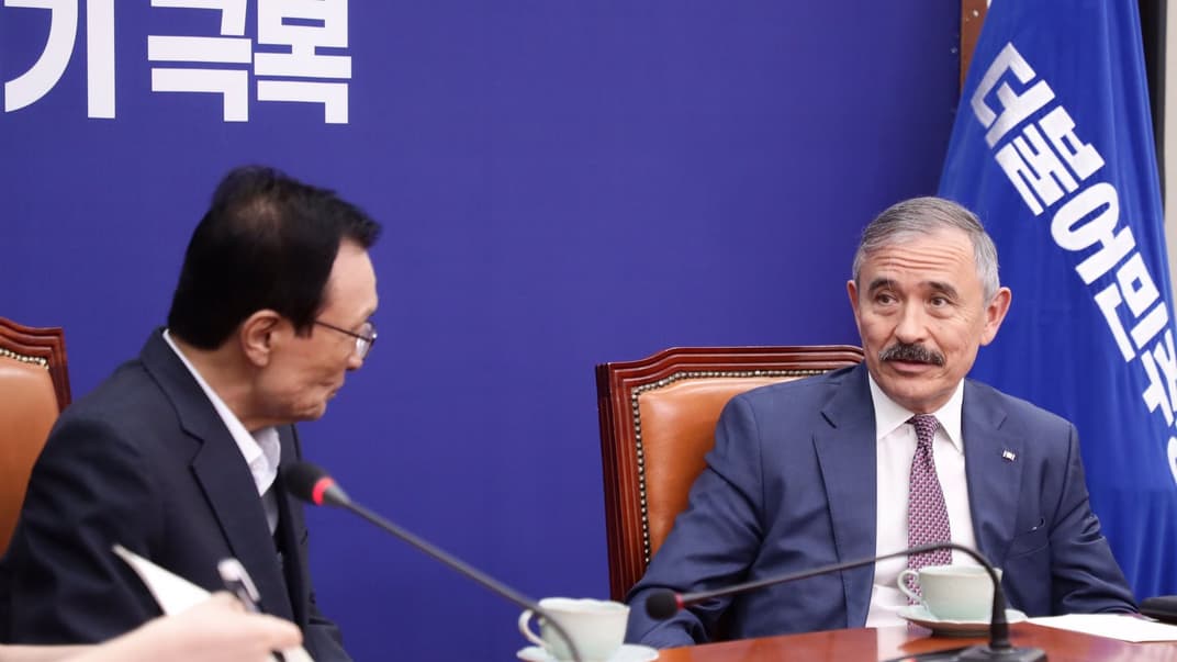 Посол Сполучених Штатів у Південній Кореї Гаррі Гарріс (справа)