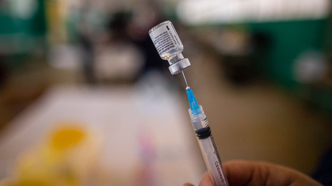 Медичний працівник готує дозу вакцини Pfizer проти COVID-19 у школі Кароліни Вергари в Сантьяго, Чилі, 14 квітня 2021 року