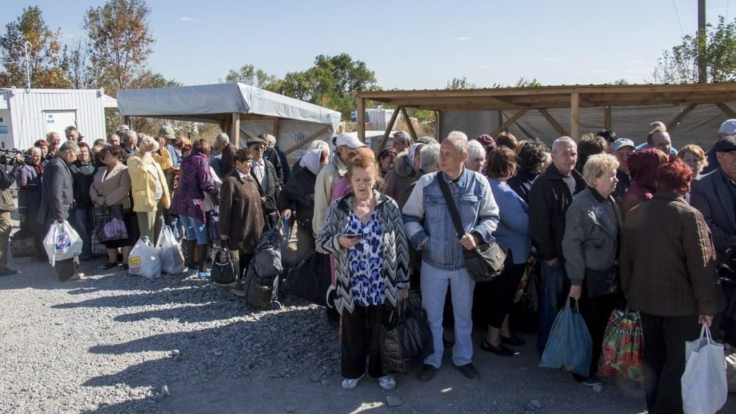 Пенсионеры в очереди на КПВВ, март 2020 года