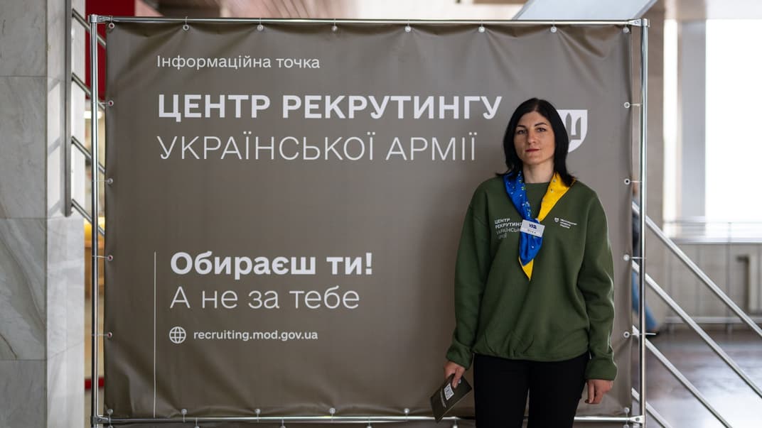 Информационный пункт рекрутинга в ВСУ на Центральном железнодорожном вокзале Киева