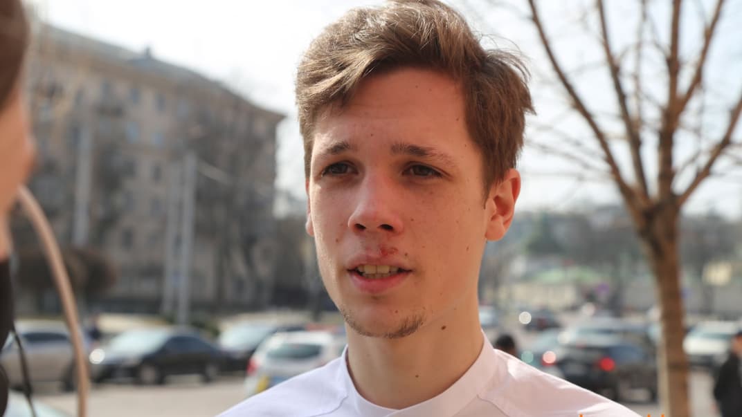 Подозреваемый в хулиганстве во время акции возле Офиса президента Артем Лисовец возле Печерского суда в Киеве, 1 апреля 2021 года