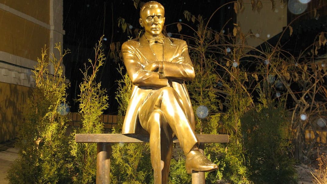 Памятник Булгакову в Киеве возле дома Булгакова