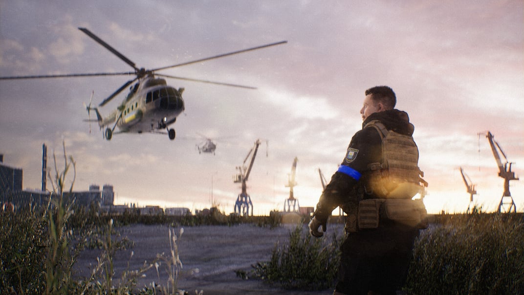 Персонаж, схожий на керівника патрульної поліції Маріуполя Михайла Вершиніна, спостерігає за двома гелікоптерами — сцена нагадує про повітряну операцію в оточеному Маріуполі