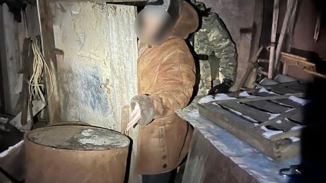 Правоохранители задерживают женщину, которая, вероятно, сотрудничала с оккупантами