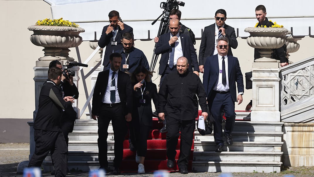 Министр обороны Украины Рустем Умеров (на втором плане) и заместитель министра иностранных дел Сергей Кислица (на первом плане) выходят после участия во втором раунде украинско-российских мирных переговоров 2 июня 2025 года в Стамбуле, Турция