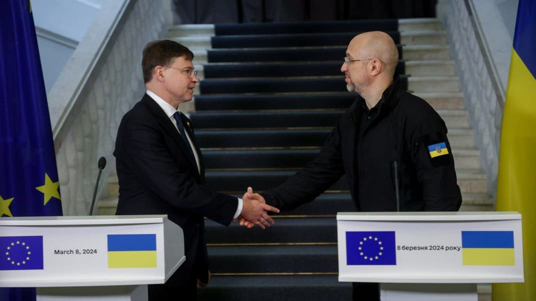 Виконавчий віцепрезидент Єврокомісії Валдіс Домбровскіс та прем'єр-міністр України Денис Шмигаль, 8 березня 2024 року
