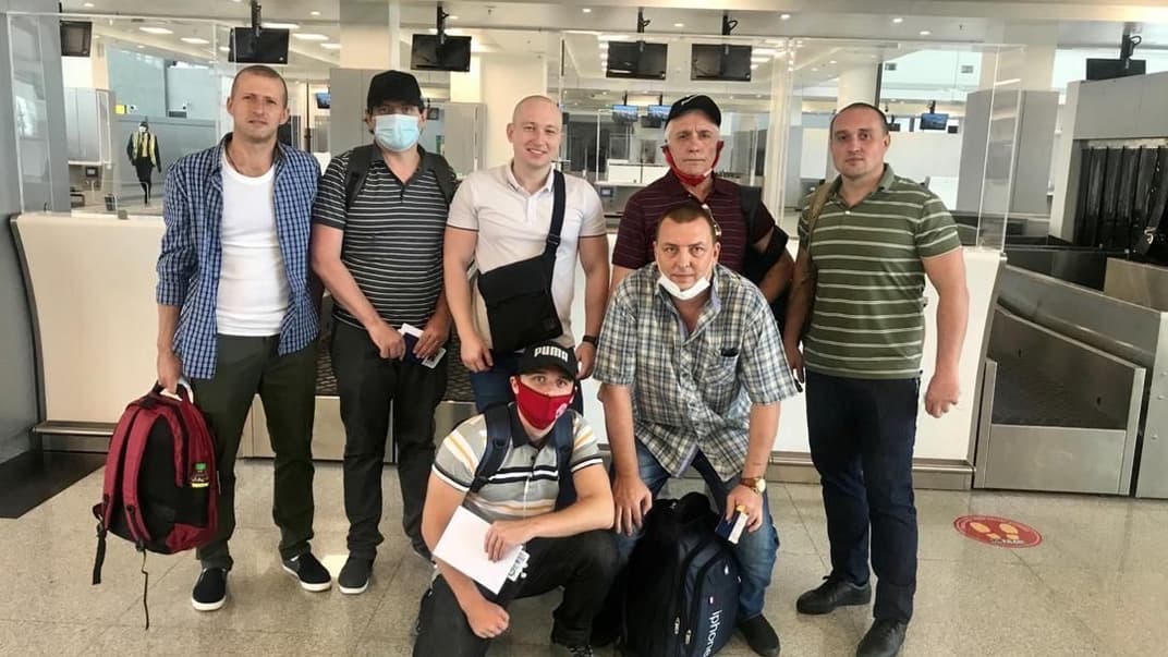Из плена пиратов освободили шестерых украинских моряков. Они уже вернулись домой