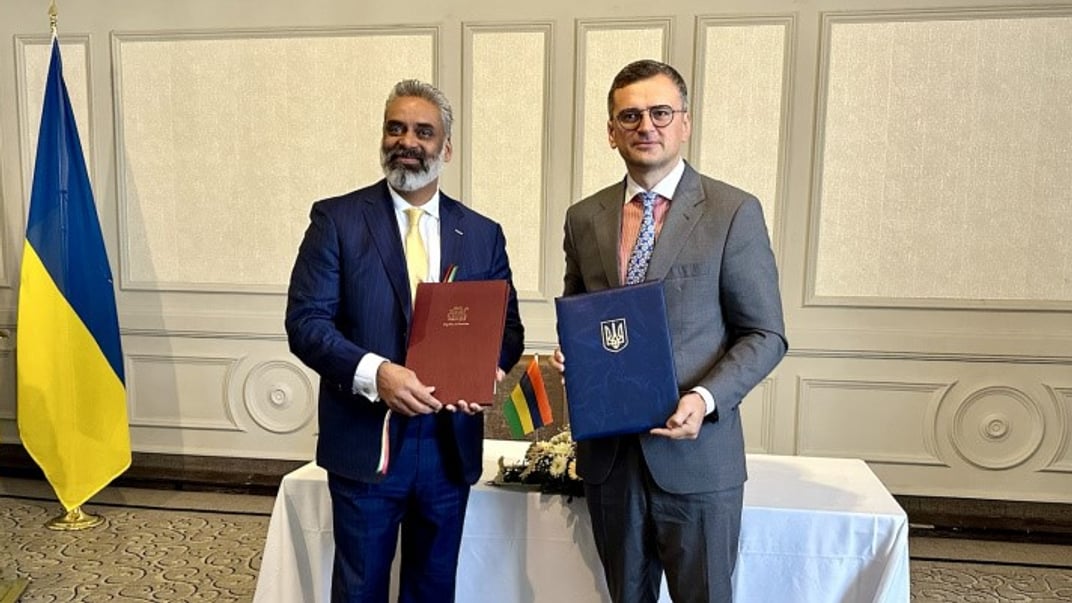 Министр иностранных дел Украины Дмитрий Кулеба со своим коллегой из Маврикия Манишем Гобином