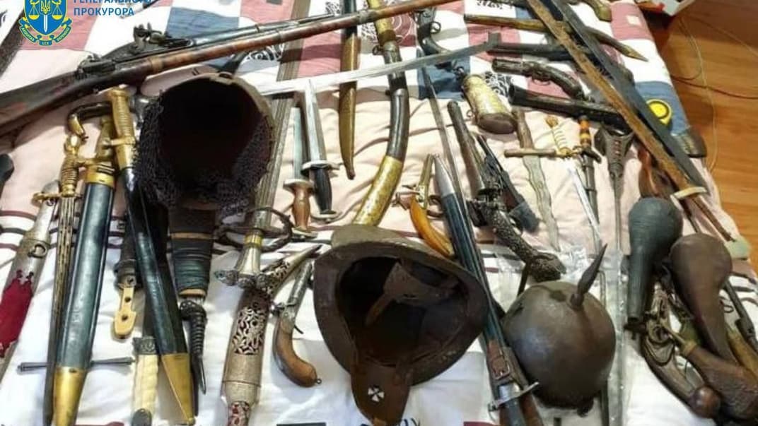 Артефакты, обнаруженные у бывшего депутата Валерия Горбатова