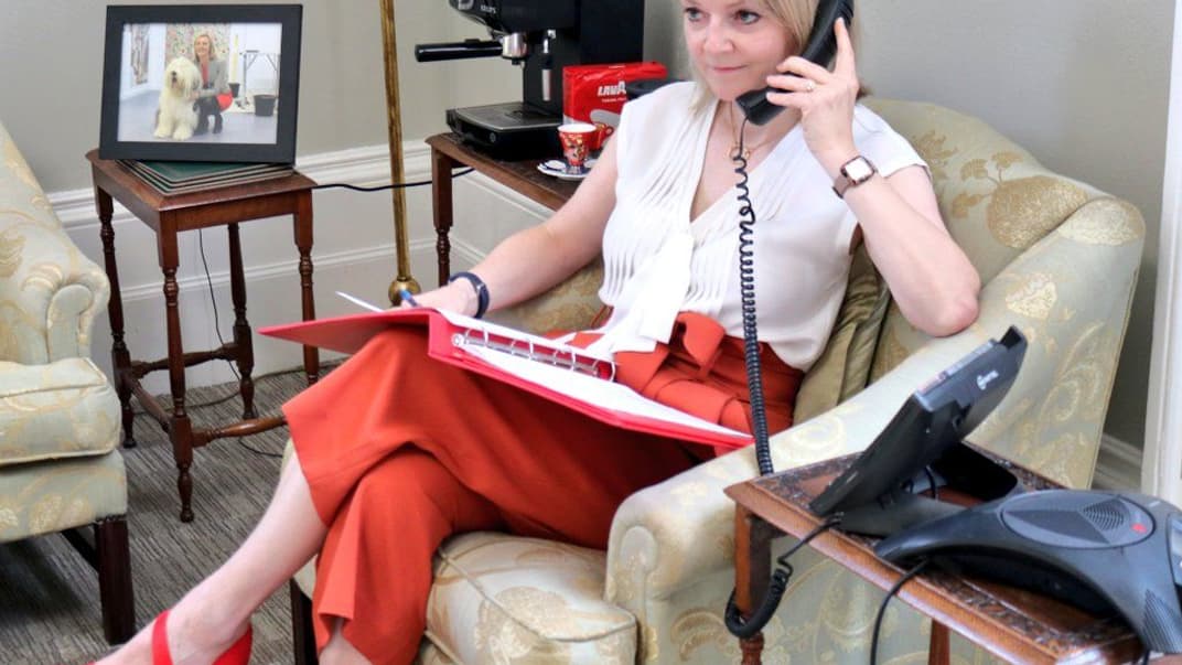 Ілюстративне фото. Ліз Трасс говорить телефоном