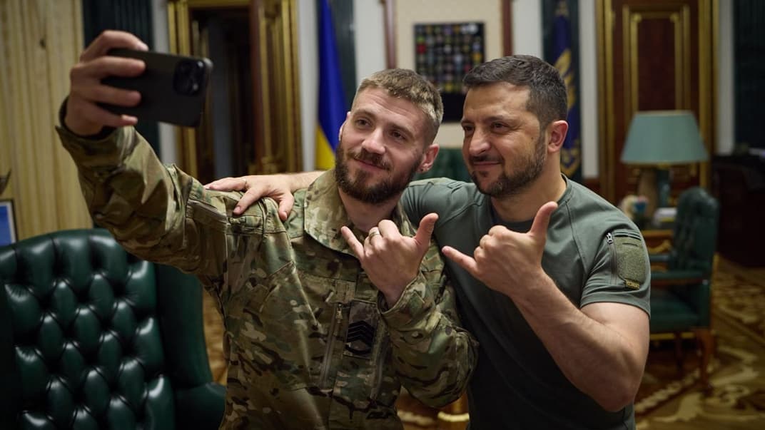 Президент Владимир Зеленский и главный мастер-сержант 47-й отдельной механизированной бригады «Магура» Валерий Маркус в Офисе президента, 28 июня 2023 года