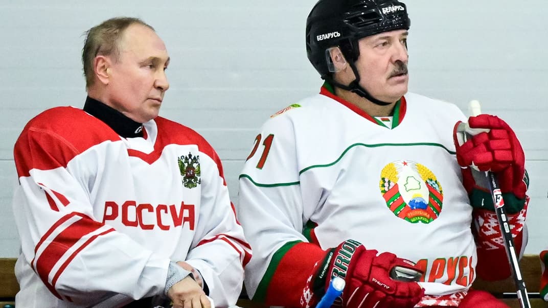 Президент России Владимир Путин и глава Беларуси Александр Лукашенко во время матча по хоккею в Стрельне, Россия, 29 декабря 2021 года