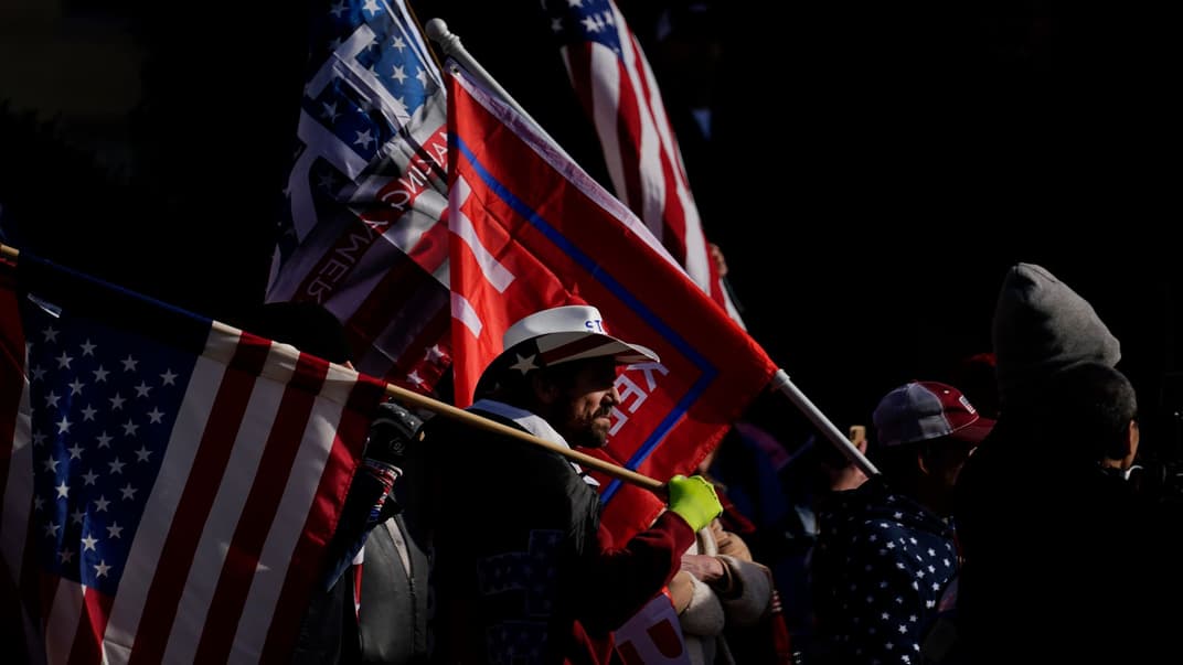 Штаб Трампа показал «доказательства фальсификаций» на выборах в Джорджии. Там официально победил Байден, а голоса считали трижды