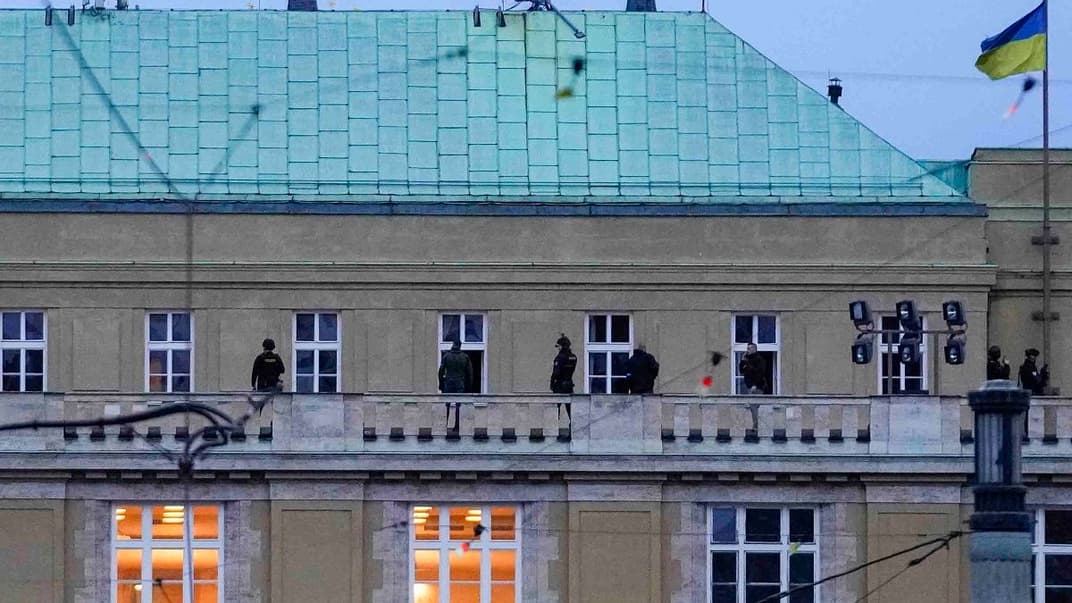 Поліціянти стоять на балконі філософського факультету Карлового університету в центрі Праги, 21 грудня 2023 року