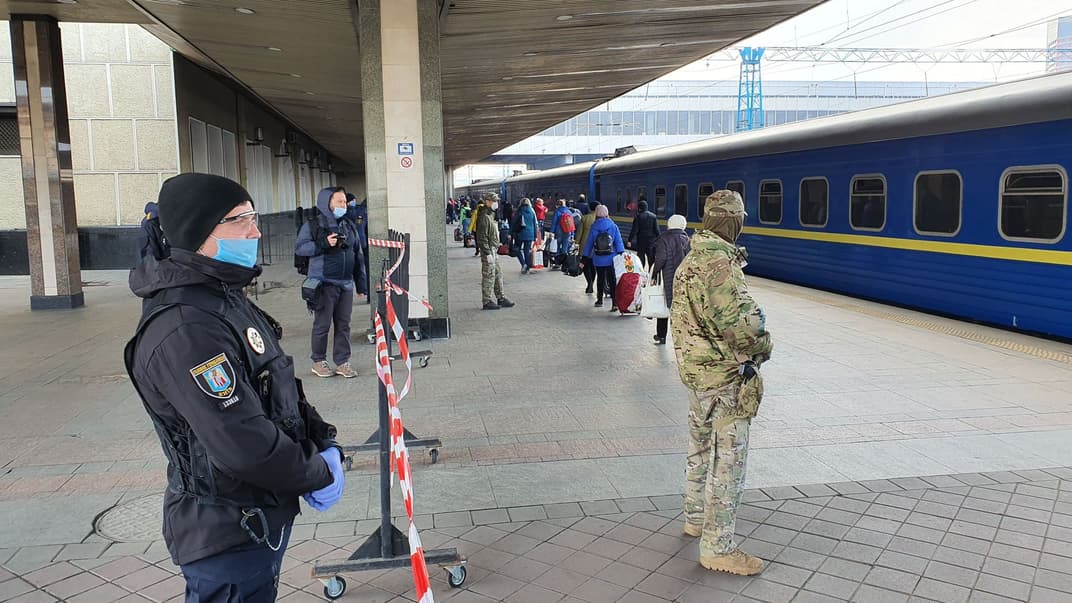 На Центральний залізничний вокзал у Києві прибув спецрейс з українцями з Росії, 29 березня 2020 року