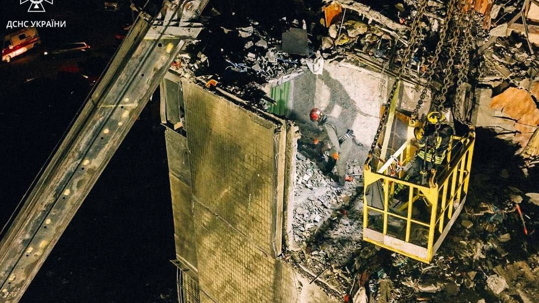Спасатели работают на месте удара российского дрона в Одессе
