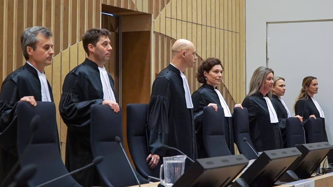 Судді окружного суду Гааги зібрались на перше слухання у справі про збиття боїнга рейсу МН17 в судовому комплексі Схіпхол, Нідерланди, 9 березня 2020 року. Третій ліворуч — головуючий суддя Хендрік Стейнхаюс
