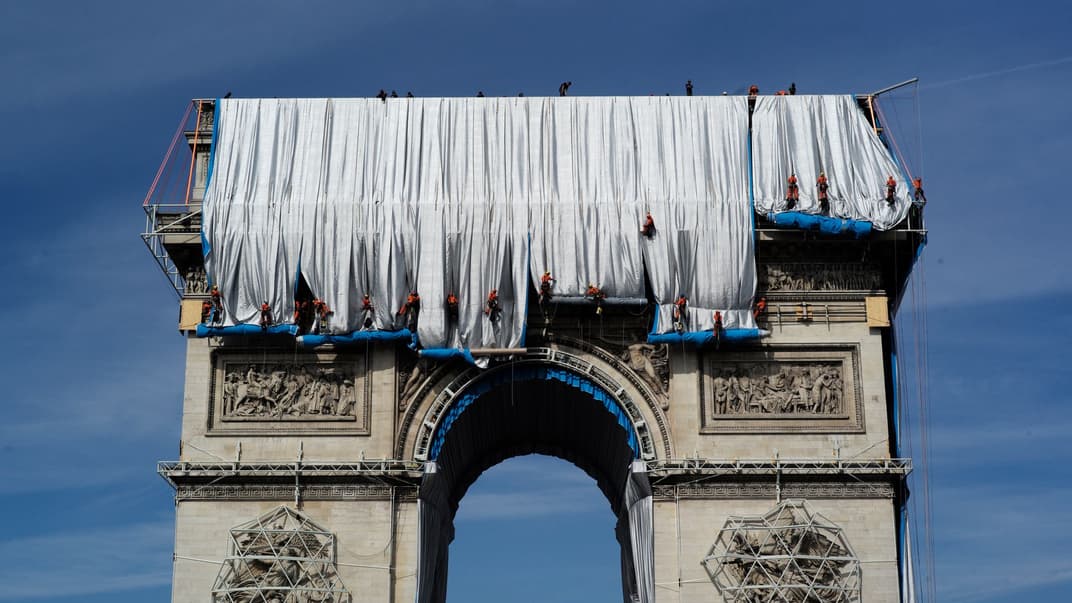 Працівники обгортають тканиною Тріумфальну арку в Парижі, 12 вересня 2021 року