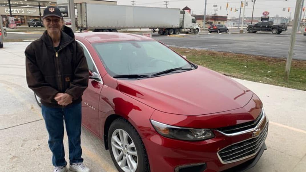 В США клиенты курьера, который более 30 лет доставлял им пиццу, подарили ему на чаевые новую машину