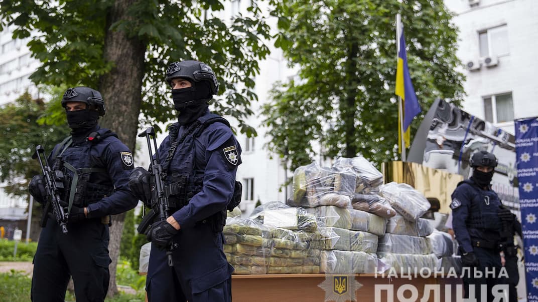 Поліцейські вилучили 400 кілограмів кокаїну, який планували через України відправити в країни Європи
