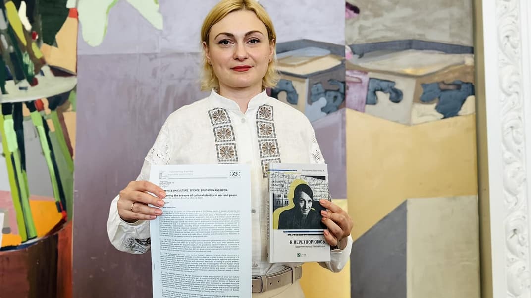 Член парламентской делегации в ПАСЕ Евгения Кравчук с резолюцией по культурному геноциду и книгой убитого оккупантами писателя Владимира Вакуленко