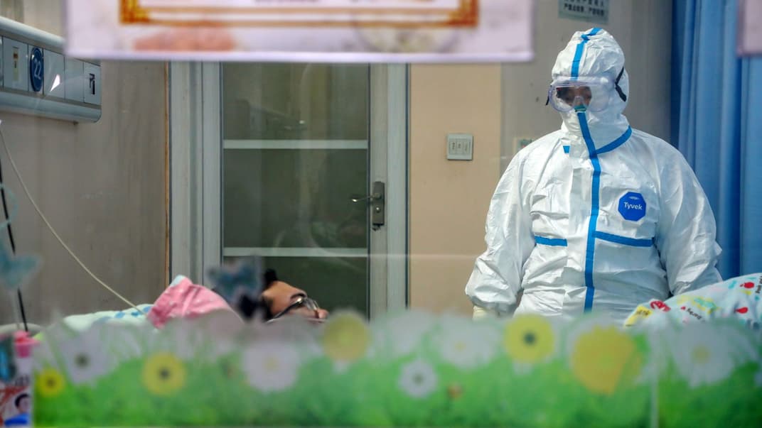 Лікар Чжан Цзісян перевіряє пацієнта в ізоляції в лікарні міста Ухань, провінція Хубей, Китай, 30 січня 2020 року