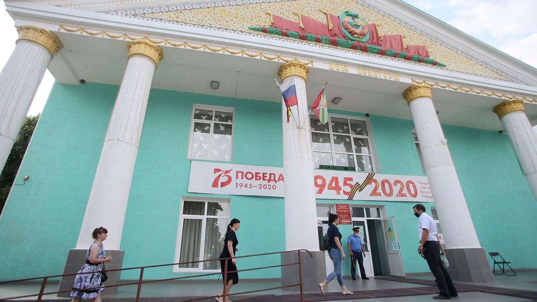 Участковая избирательная комиссия в здании Дома культуры в селе Куйбышево, Ростовской области, 29 июня 2020. Голосование за поправки в Конституции России