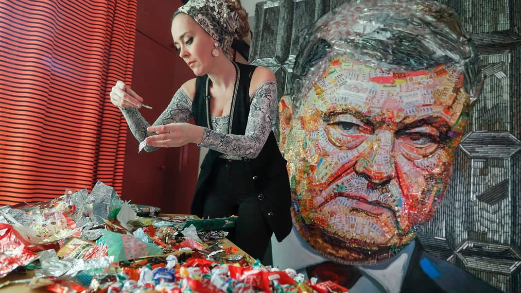 «Лицо коррупции»: в Киеве создали портрет Порошенко из оберток Roshen