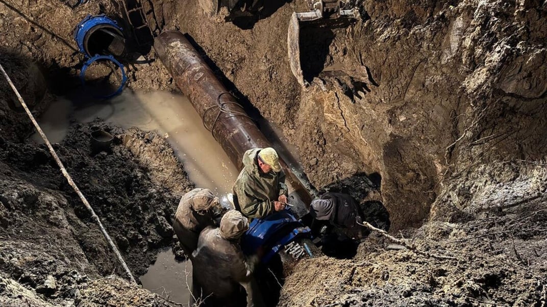 Аварійна бригада ремонтує розкопану трубу водогону поблизу Львова