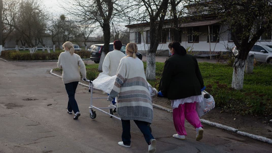 Сотрудницы Житомирской городской больницы №2 везут в морг тело пациента, умершего в больнице