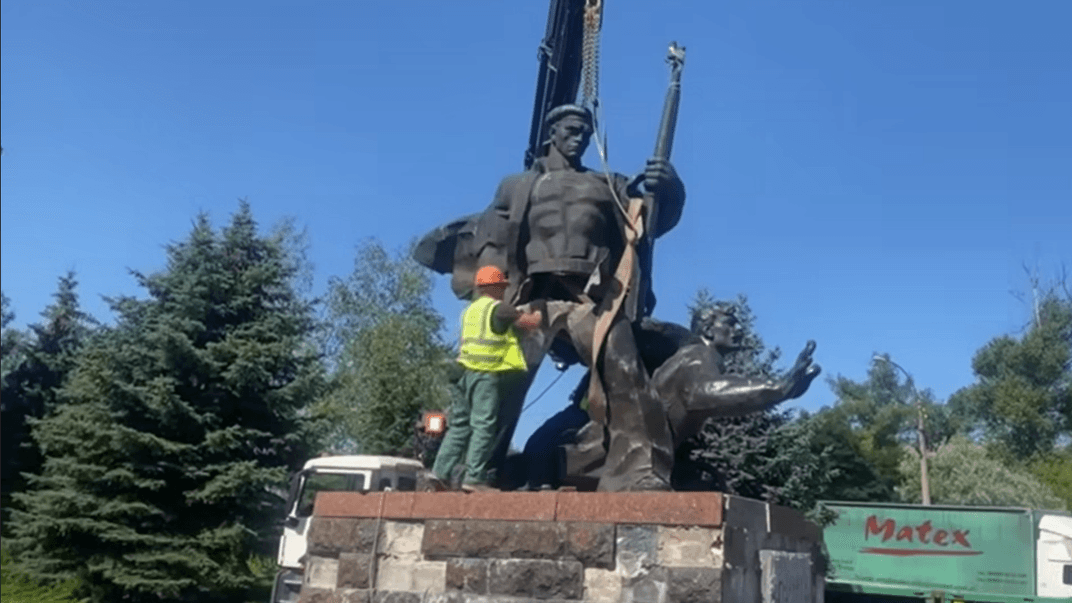 Демонтаж пам'ятника морякам більшовицької Дніпровської флотилії в Кременчуці