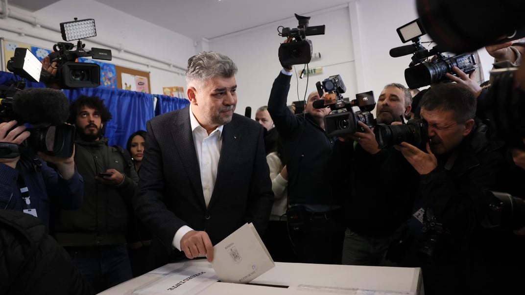 Чинний прем’єр-міністр Румунії Марчел Чолаку голосує на виборах президента 24 листопада