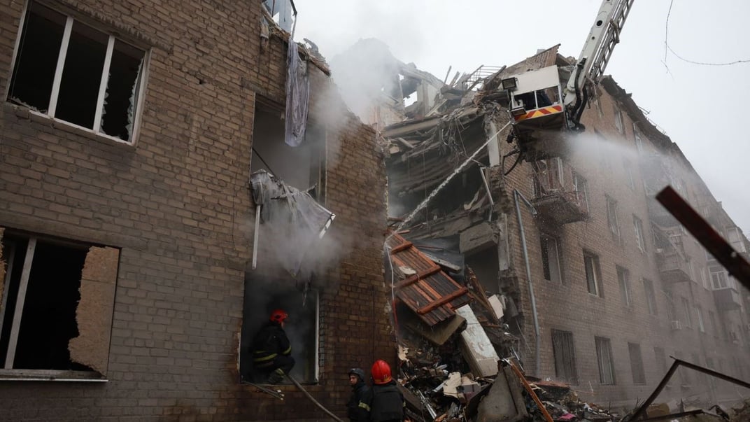 Аварійно-рятувальна операція на місці російського влучання в п’ятиповерховий будинок у Кривому Розі, 11 листопада 2024 року
