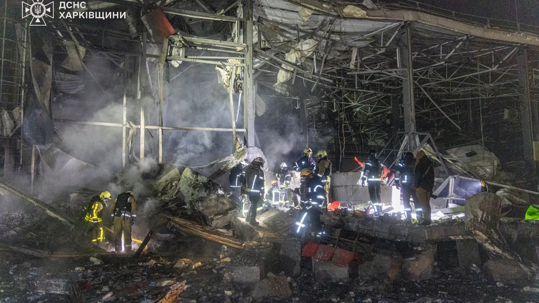 Рятувальники на місці російського удару у передмісті Харкова