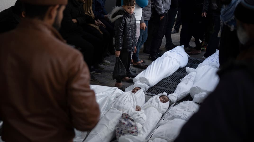 Палестинці оплакують своїх родичів, зокрема дітей, загиблих під час бомбардування Сектора Гази, біля моргу в Рафаху, 11 січня 2024 року