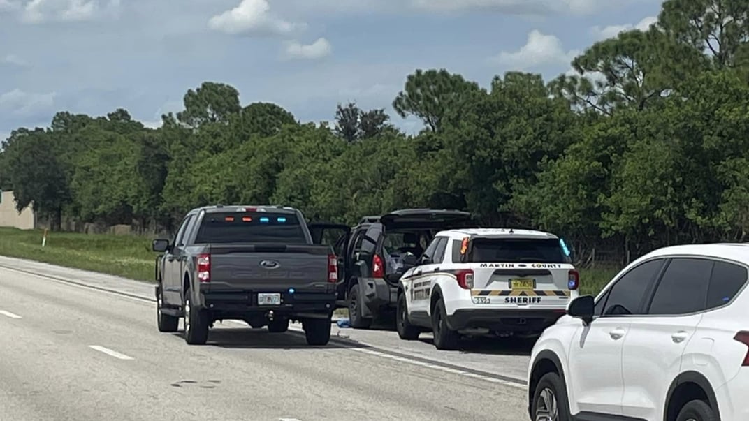 Поліціянти зупинили авто з імовірним стрільцем на автомагістралі в окрузі Мартін, Флорида
