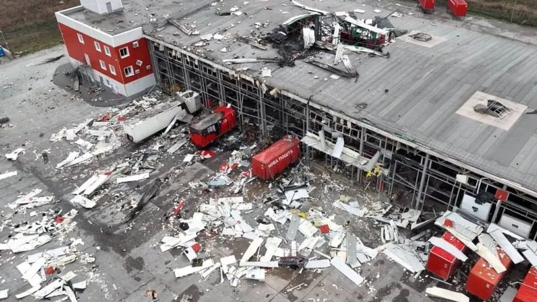 Терминал «Новой почты» под Харьковом утром после обстрела, 22 октября 2023 года