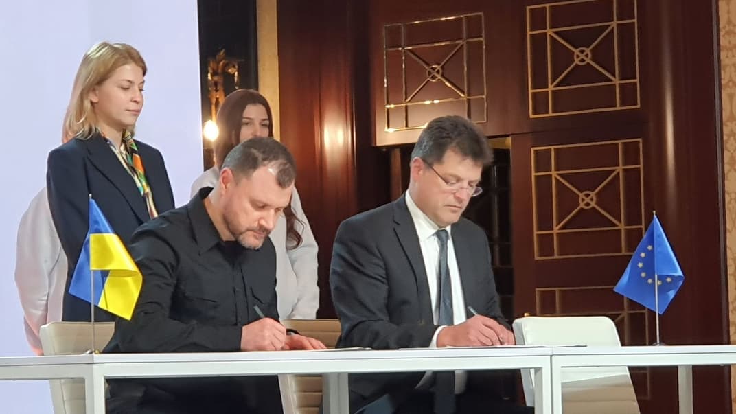 Министр внутренних дел Украины Игорь Клименко и комиссар ЕС по гуманитарной помощи и управлению кризисными ситуациями Янез Ленарчич подписывают соглашение о присоединении Украины к системе Механизма гражданской защиты ЕС