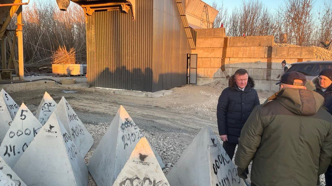 Губернатор Курської області та бетонні пірамідальні протитанкові споруди, які також називають «зубами дракона»