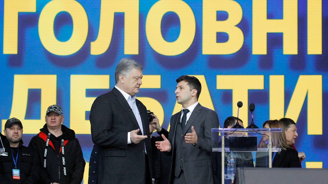 Кандидаты в президенты Украины Петр Порошенко (слева) и Владимир Зеленский во время дебатов на НСК «Олимпийский» в Киеве, 19 апреля 2019