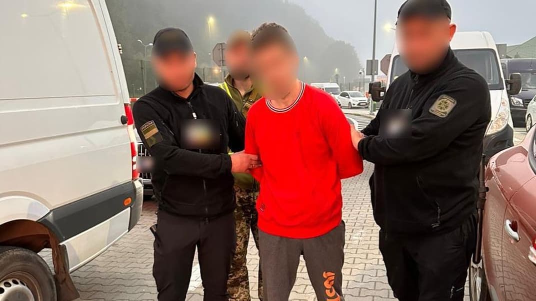 Чоловік, який був під ковдрою в автівці